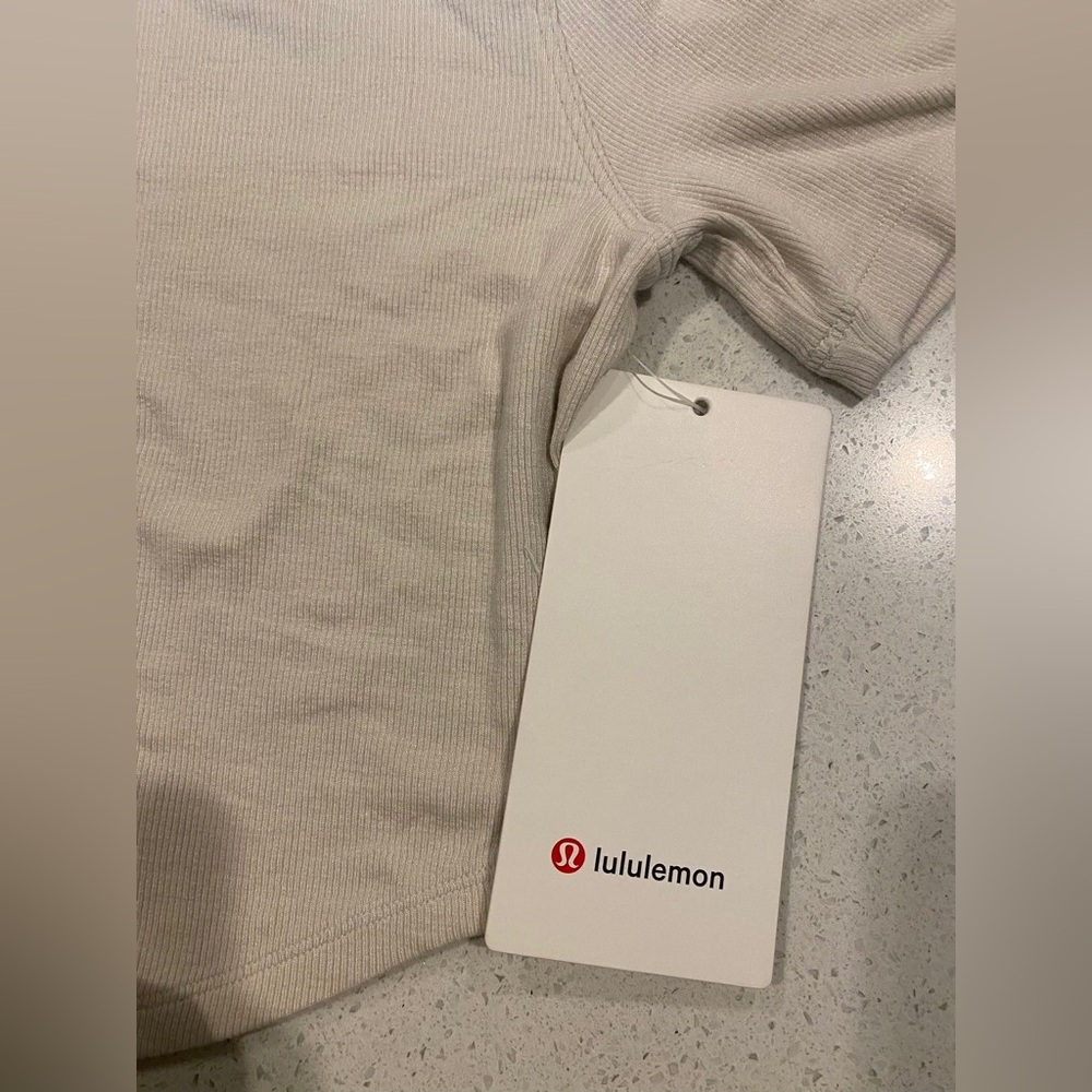 Lululemon tight cropped T-shirt - Picture 10 of 12
